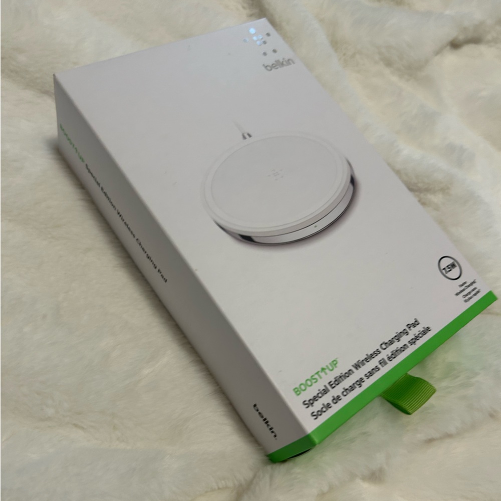 Wireless charging pad works on most cellphones iphone android new nib